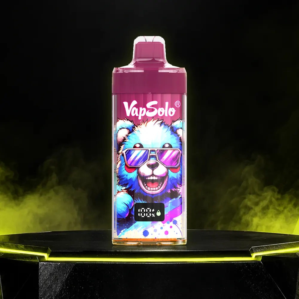 Jednorazówka VapSolo King Pro 65K z misiem na obudowie na czarnym podium